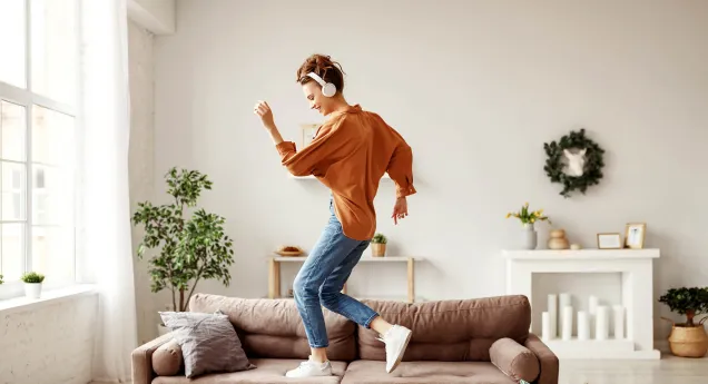 vrouw die op bank danst