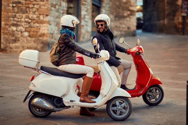 vrouw en man op scooter
